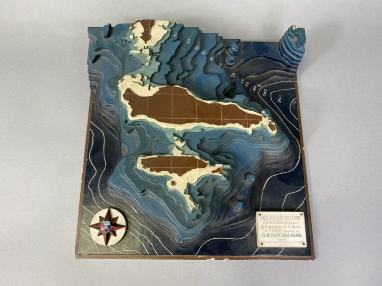 Socle en bois polychrome des îles de Lérins d'après la Carte du Service Hydrogr…