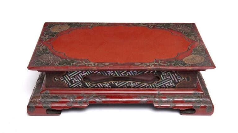 Socle laqué rouge décoré de chrysanthèmes et de motifs manji et incrusté de nacr