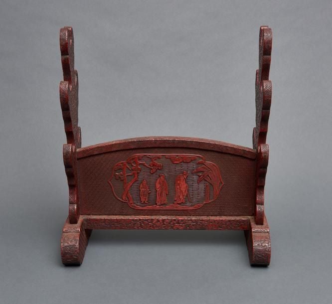 Socle pour sabre garni de laque rouge finement sculptée (laque kamakurabori