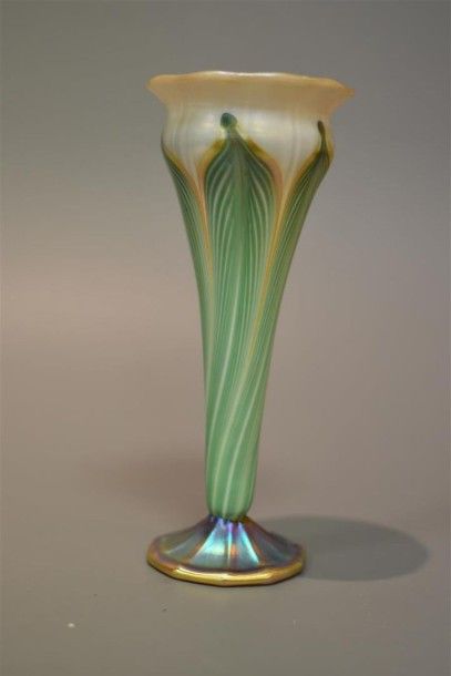 Soliflore en verre irisé à décor de feuilles torsadées, lèvre évasée, piédouche facetté (éclats à l jonction du pied et du vase ?
