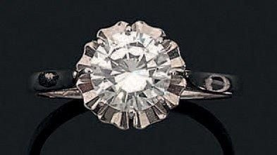 SOLITAIRE en platine (900 millièmes) serti d'un diamant taille brillant pesant 1,74 carat