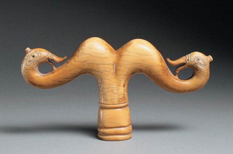 SOMMET DE CROSSE ÉPISCOPALE Sommet de crosse en ivoire, en forme de deux têtes ornithomorphes affrontées, aux cous sinusoïdes divergent
