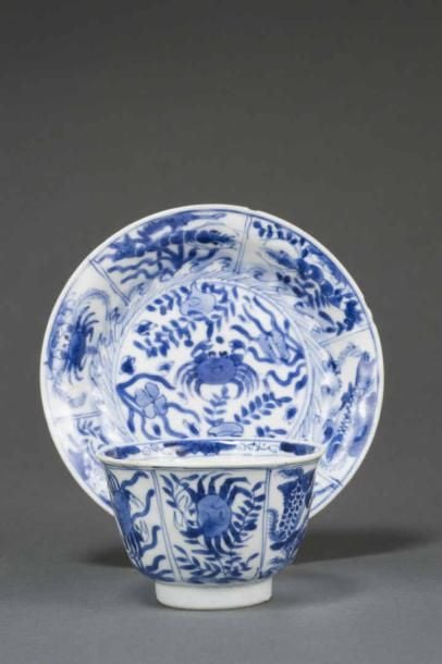SORBET ET PRESENTOIR EN PORCELAINE MOULEE BLEU BLANC A DÉCOR DE CRABES Chine, Dynastie Qing, Epoque Kangxi, Circa 1700 Réalisées pour l'expor