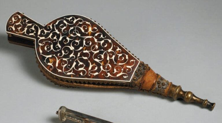 SOUFFLET Soufflet à âme de bois plaquée d'écaille de tortue et incrusté d'ivoire, décoré sur les deux faces d'entrelacs à palmette