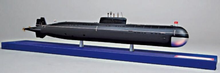 SOUS-MARIN SOVIÉTIQUE PROJET GGI Maquette du sous-marin « K-162 » lanceur d'engins de la flotte soviétiqu