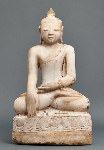 STATUE BIRMANE en marbre blanc représentant Sakyamuni Bouddha, assis avec les mains faisant le geste bhumisparsha (geste du toucher de la terre, appelant la terre à être témoin de l'illumination