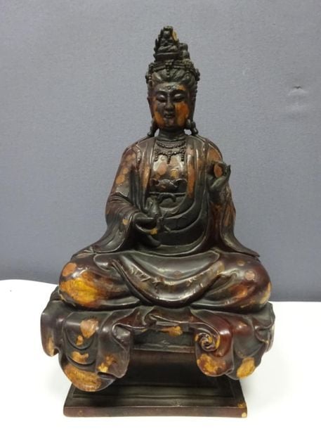 STATUE D'UNE DIVINITE EN BOIS LAQUE