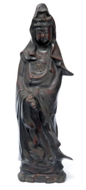 Statue de Bronze de Bodhisattva Kannon, en position debout et tenant dans sa main gauche un roulea