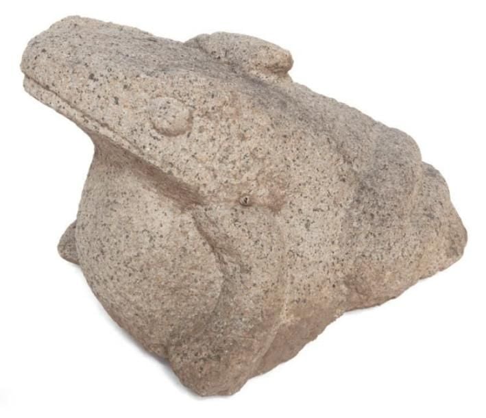 Statue de jardin en granit figurant un crapaud portant sur son dos un peti