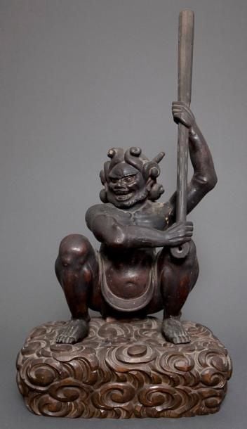 Statue en bois noir représentant un démon à l'air malveillant (oni
