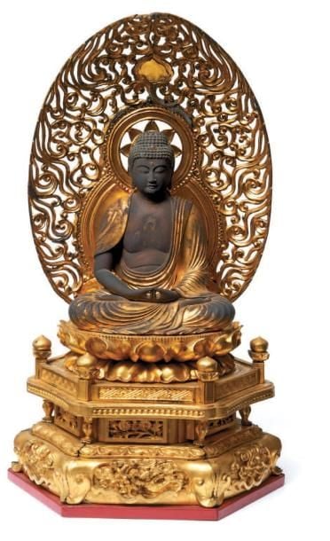 Statue en bois représentant le Bouddha Amida, assis les jambes croisées sur un trône composé de deux lotus (kyuju rengeza