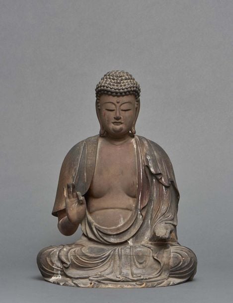 Statue en bois représentant un Amida plutôt mince (Amitabha) assis avec les mains faisant le geste raik? accueillant les défunts dans son paradi