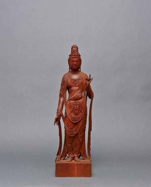 Statue en bois sobre représentant Kannon Bodhisattva en position debou