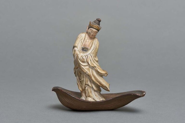 Statue polychrome en bois finement sculpté représentant bodhisttva Kannon, sur un pétale de lotu