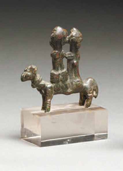 STATUETTE AU COUPLE Couple debout sur un quadrupèd