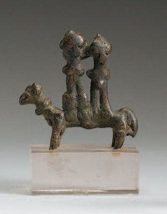 STATUETTE AU COUPLE Couple debout sur un quadrupèd