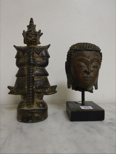 STATUETTE D'UN GUERRIER EN ALLIAGE CUIVREUX De style, Sud-est asiatique On y joint: tête de bouddha de même, socle modern