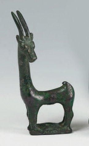 Statuette de gazelle à haut cou, la tête tournée à gauch