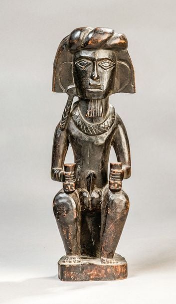Statuette en bois sculpté à patine noire représentant une figure masculine ithyphallique assis
