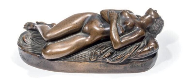 Statuette en bronze ciselé et patiné représentant une jeune femme sur une draperi