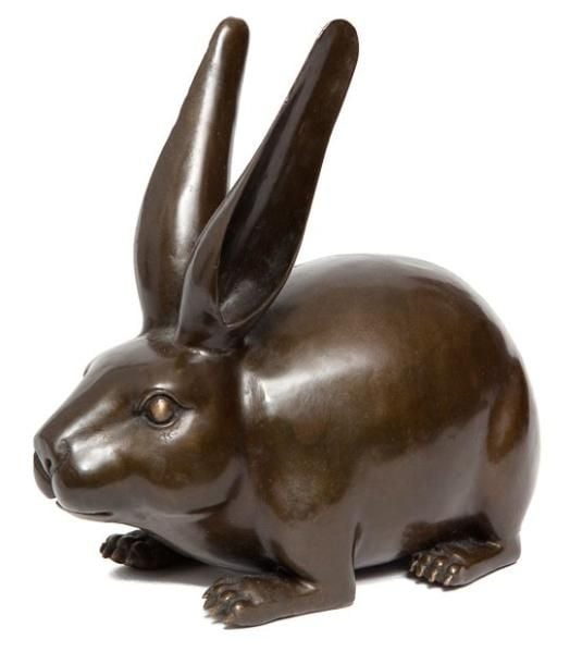Statuette en bronze foncé figurant un lapin accroup