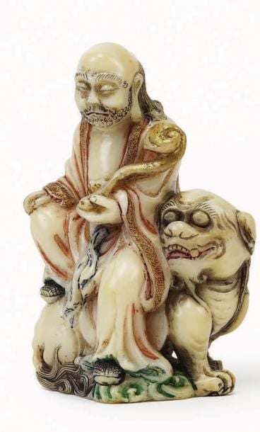 Statuette en stéatite belge et polychrome représentant Damo assit sur un lio