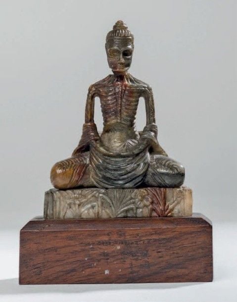Statuette en stéatite représentant le bouddha ascète assis en méditatio