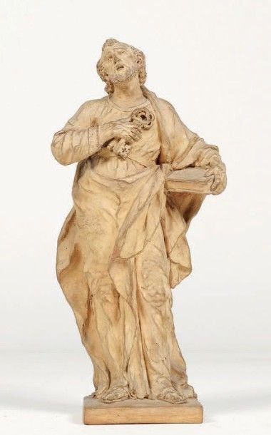 Statuette en terre cuite représentant Saint-Pierre tenant les clefs dans sa main droite et serrant un ouvrage contre sa hanche de l'autre mai