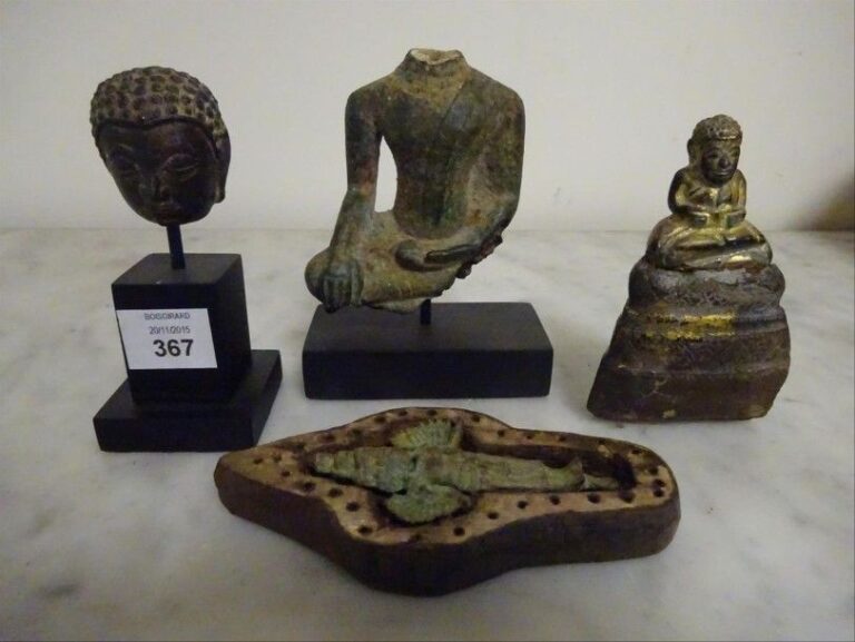 STATUETTE FRAGMENTAIRE DE BOUDDHA EN BHUMISPARSA-MUDRA  Sud-est asiatique, style Ayyuthaya On y joint: > une tête de bouddha de style; > une divinité hindoue assise et son socle de bois; > une figurine d'Ushnishavijaya (vendues en l'état