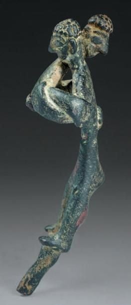 Statuette représentant deux lutteurs s'empoignan