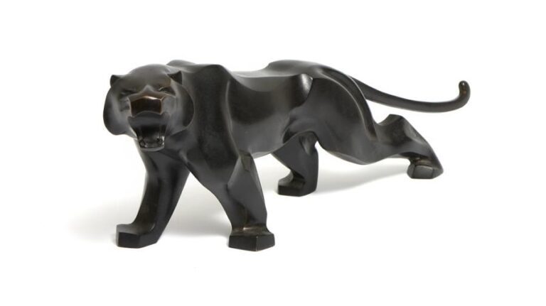 Statuette stylisée en bronze à patine noire figurant un tigre en train de rugi