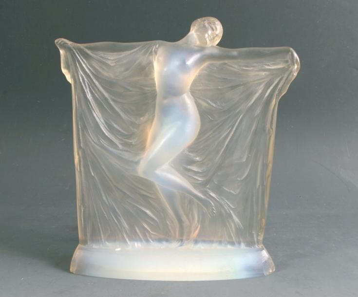 Statuette "Thaïs" en verre moulé opalescent (deux éclats à la base