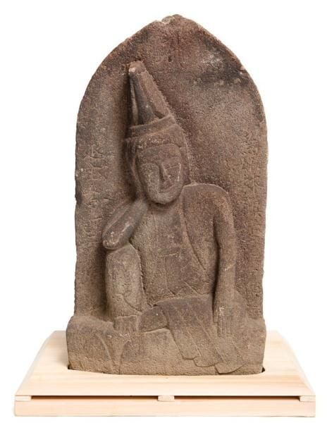 Stèle de pierre (sekibutsu) avec en relief une manifestation de Bodhisattva Kanno