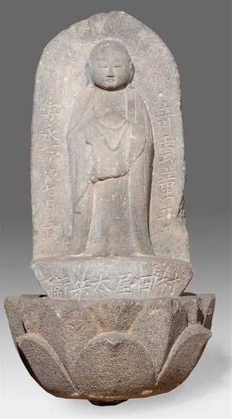 STELE VOTIVE D'AMIDA EN PIERRE SCULPTEE