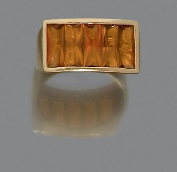 STERN BAGUE chevalière en or jaune serti d'un alignement de citrines calibrées taillées en cisea