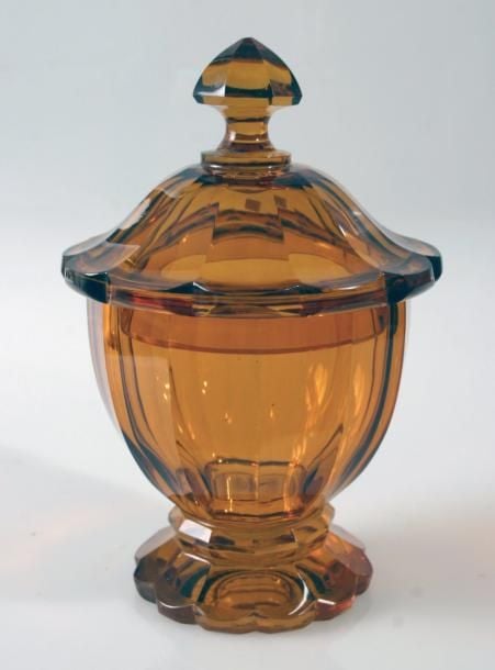 Sucrier à piédouche dentelé en cristal ambre taillé à côtes plates; couvercle à bord dentel