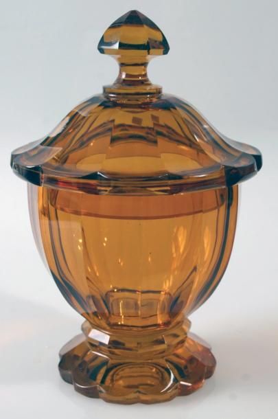 Sucrier à piédouche dentelé en cristal ambre taillé à côtes plates; couvercle à bord dentel