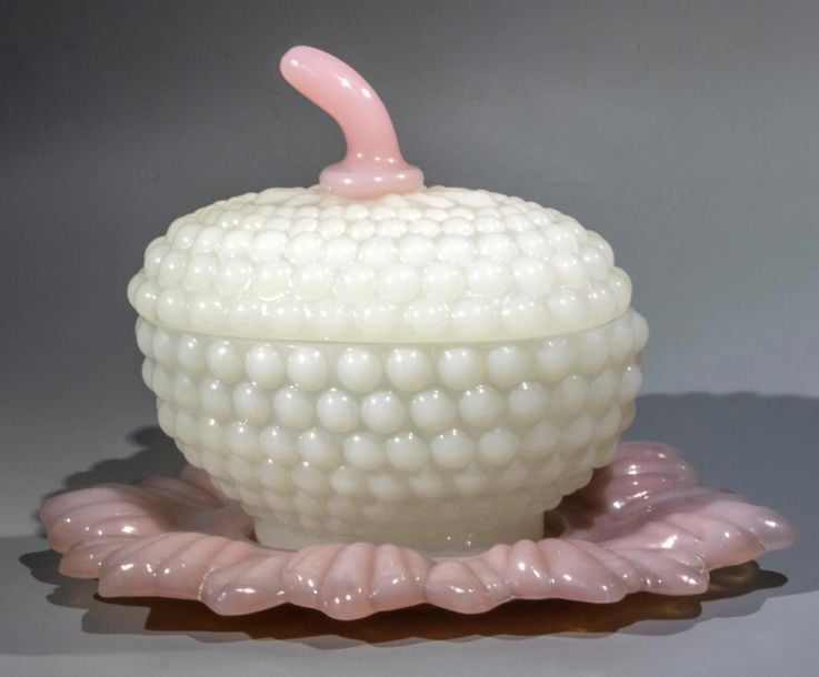 Sucrier ananas ovale en opaline moulée pâte de riz et rose ; présentoir moulé en opaline ros