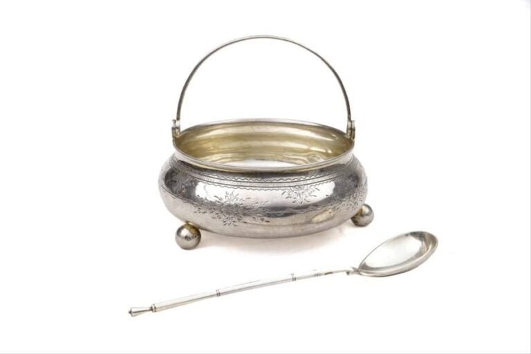 Sucrier en argent 84 zolotniks (875 millièmes) muni d'une anse, de forme ronde légèrement balustre reposant sur trois pieds boules, à décor ciselé d'une frise de fleur