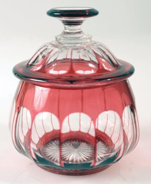 Sucrier en cristal doublé rouge taillé à côtes plates; motif rayonnant au rever