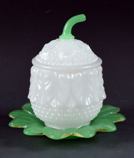 Sucrier en forme d'ananas en opaline pâte de riz moulée et son présentoir en forme de feuilles en opaline verte; prise du couvercle en opaline vert