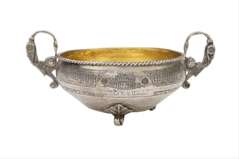 Sucrier rond reposant sur trois pieds en argent 875 millièmes, muni d'anses en forme d'oiseaux stylisés, gravé de motifs et paysages de style Caucasien, intérieur vermei