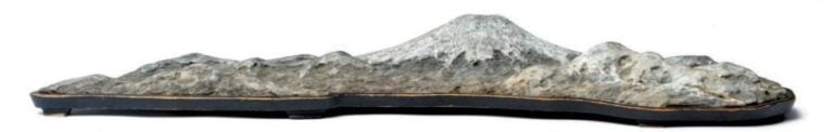 Suiseki (Pierre polie) en forme de Mont Fuji sur un socle de bois ayant été autrefois restaur