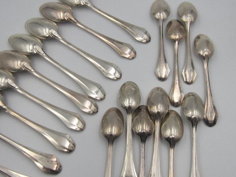 Suite de 10 cuillères à dessert et 9 cuillères à moka en argent(, la spatule légèrement évasé