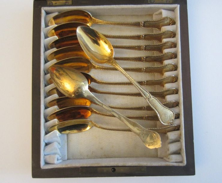 Suite de 12 petites cuillères en vermeil (950 millièmes), les spatules violonnées à décor pointill