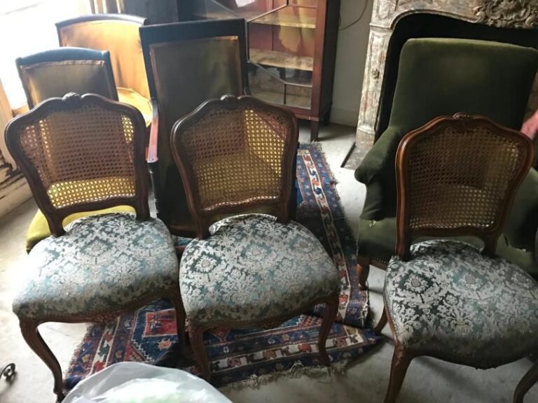 Suite de 3 chaises à dossier carré en bois naturel de style Louis XV