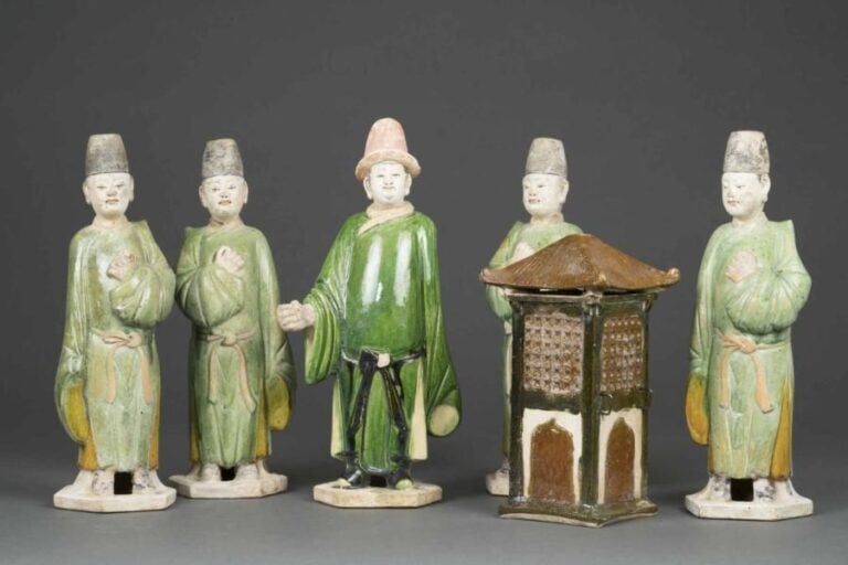 SUITE DE CINQ SUJETS EN GRES PORCELAINEUX MOULE GLACURE A L'EFFIGIE DE CINQ DIGNITAIRES AUX HAUTS BONNETS Chine, Probable travail de la fin de la Dynastie Ming (ou après) Ils sont représentés debouts, frontaux et hiératiques, coiffés de hauts bonnet