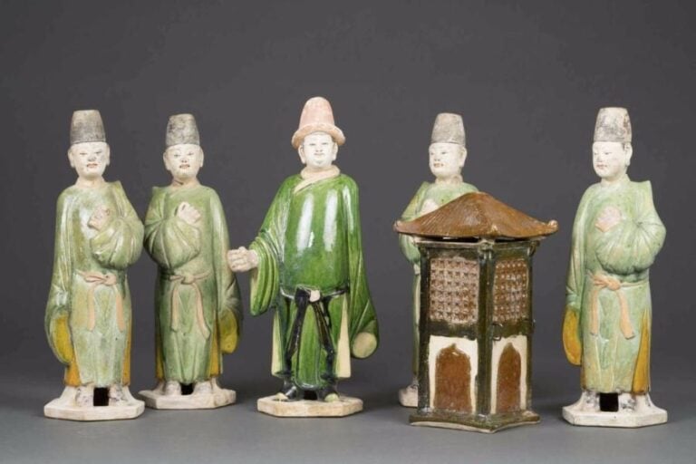 SUITE DE CINQ SUJETS EN GRES PORCELAINEUX MOULE GLACURE A L'EFFIGIE DE CINQ DIGNITAIRES AUX HAUTS BONNETS