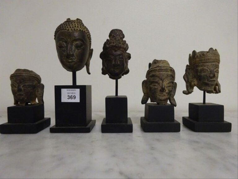 SUITE DE CINQ TETES DE BOUDDHA Sud-est asiatique, de style (fragmentaires et vendues en l'état