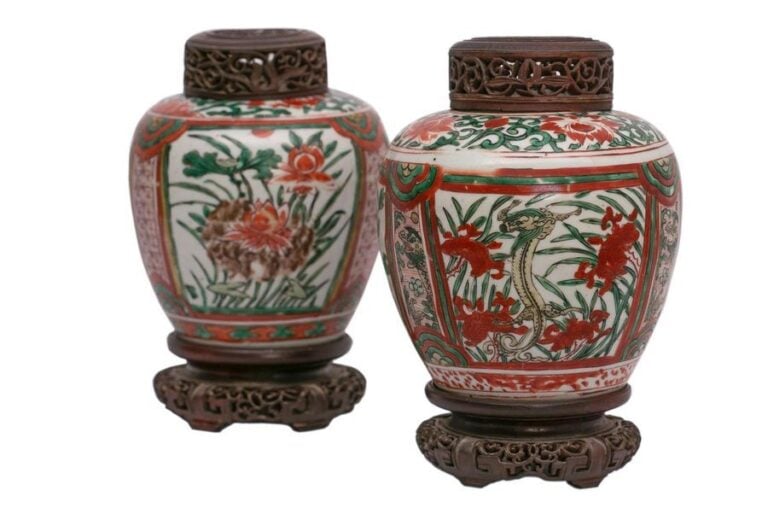 SUITE DE DEUX (2) JARRES EN PORCELAINE WUCAI